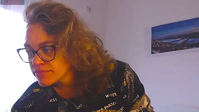 Snapshot of Ju-Hot chatting on 10-22-25, 01:00 Ju-Hot online show from 10-22-25, 01:00