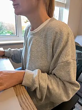 Snapshot of Phoebe_Lily chatting on 10-22-25, 07:52 Phoebe Lily online show from 10-22-25, 07:52