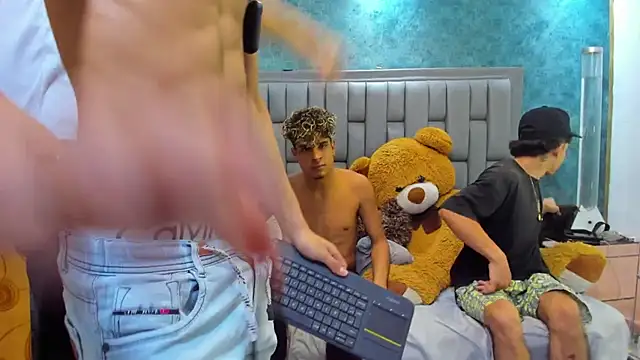 Snapshot of Sexys_Hornys_Boys chatting on 03-11-25, 09:37 Sexys Hornys Boys online show from 03-11-25, 09:37