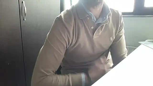 Snapshot of bullyboyy chatting on 02-19-26, 12:01 bullyboyy online show from 02-19-26, 12:01