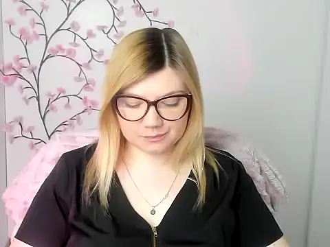 Snapshot of Lola_moree chatting on 03-27-26, 12:38 Lola moree online show from 03-27-26, 12:38