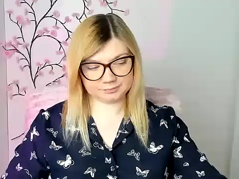 Snapshot of Lola_moree chatting on 04-01-26, 11:33 Lola moree online show from 04-01-26, 11:33
