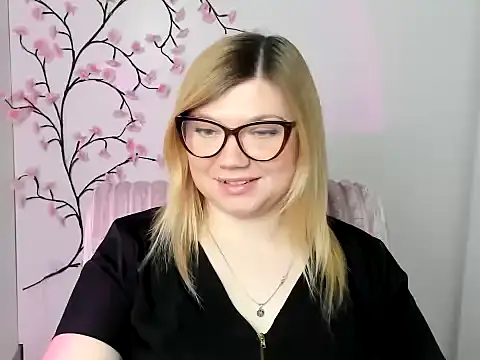 Snapshot of Lola_moree chatting on 04-04-26, 12:02 Lola moree online show from 04-04-26, 12:02