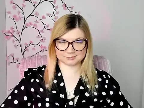 Snapshot of Lola_moree chatting on 04-06-26, 11:33 Lola moree online show from 04-06-26, 11:33