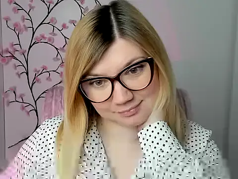 Snapshot of Lola_moree chatting on 04-07-26, 11:43 Lola moree online show from 04-07-26, 11:43