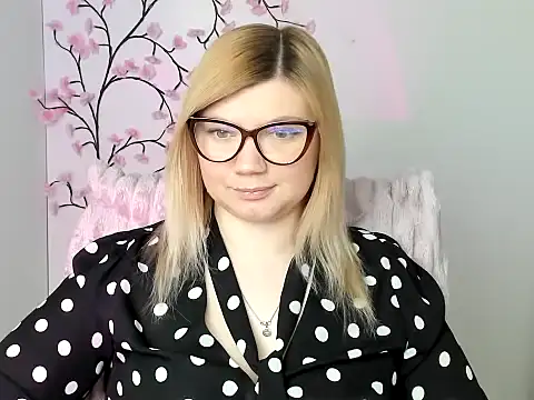 Snapshot of Lola_moree chatting on 04-18-26, 11:36 Lola moree online show from 04-18-26, 11:36