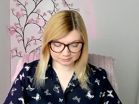 Snapshot of Lola_moree chatting on 04-20-26, 11:35 Lola moree online show from 04-20-26, 11:35