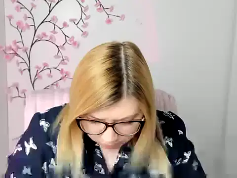 Snapshot of Lola_moree chatting on 04-28-26, 11:37 Lola moree online show from 04-28-26, 11:37