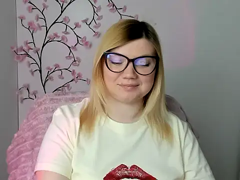 Snapshot of Lola_moree chatting on 05-08-26, 11:37 Lola moree online show from 05-08-26, 11:37