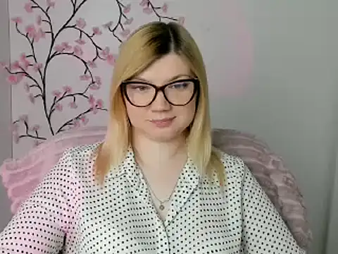 Snapshot of Lola_moree chatting on 05-12-26, 12:02 Lola moree online show from 05-12-26, 12:02