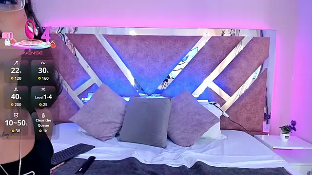 Snapshot of AliDiaz_ chatting on 10-17-25, 07:38 AliDiaz online show from 10-17-25, 07:38