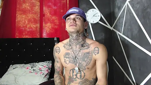 Snapshot of hot_man05 chatting on 10-01-25, 02:01 hot man05 online show from 10-01-25, 02:01