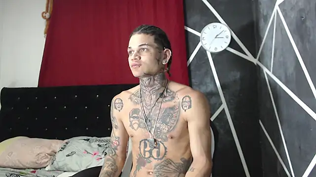 Snapshot of hot_man05 chatting on 10-06-25, 03:04 hot man05 online show from 10-06-25, 03:04