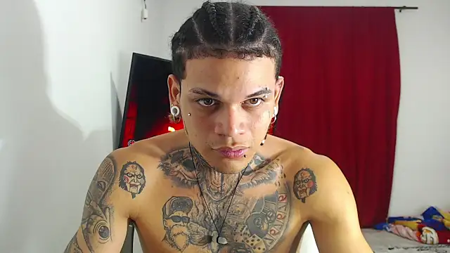 Snapshot of hot_man05 chatting on 10-16-25, 04:13 hot man05 online show from 10-16-25, 04:13