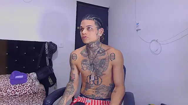 Snapshot of hot_man05 chatting on 10-28-25, 09:28 hot man05 online show from 10-28-25, 09:28