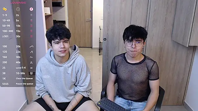 Snapshot of stiven_and_ale chatting on 03-21-25, 06:38 stiven and ale online show from 03-21-25, 06:38