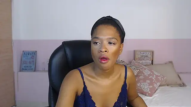 Snapshot of brendathompson_ chatting on 10-12-25, 02:32 brendathompson online show from 10-12-25, 02:32