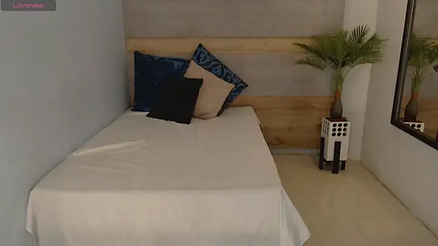 Snapshot of brendathompson_ chatting on 10-17-25, 01:42 brendathompson online show from 10-17-25, 01:42