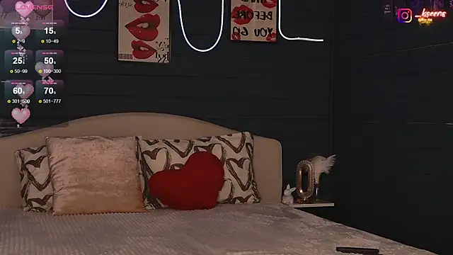 Snapshot of Eseensia chatting on 11-22-25, 02:32 Eseensia online show from 11-22-25, 02:32