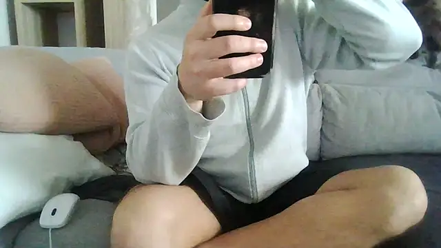 Snapshot of Zer_oki chatting on 03-18-26, 10:18 Zer oki online show from 03-18-26, 10:18