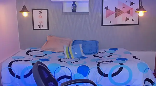 Snapshot of Nohemi_louse chatting on 02-20-25, 10:48 Nohemi louse online show from 02-20-25, 10:48