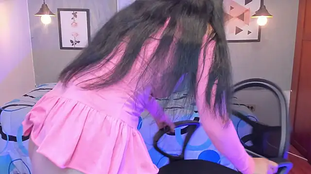 Snapshot of Nohemi_louse chatting on 03-20-25, 11:02 Nohemi louse online show from 03-20-25, 11:02