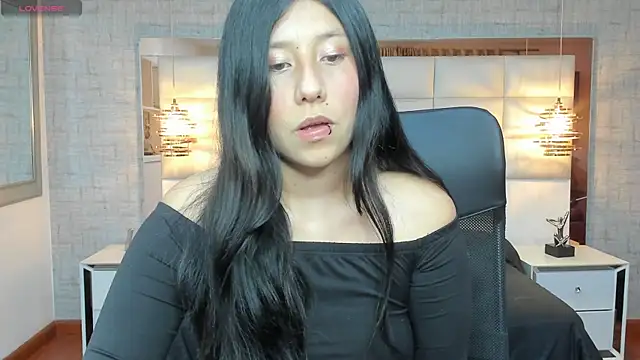 Snapshot of Nohemi_louse chatting on 09-13-25, 07:02 Nohemi louse online show from 09-13-25, 07:02