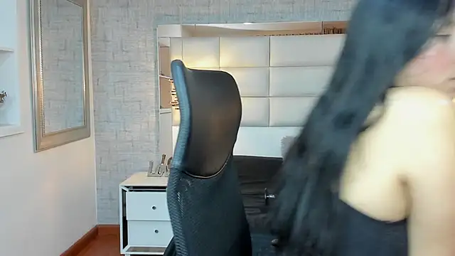 Snapshot of Nohemi_louse chatting on 10-04-25, 07:01 Nohemi louse online show from 10-04-25, 07:01