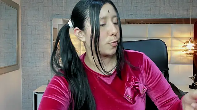 Snapshot of Nohemi_louse chatting on 10-06-25, 07:11 Nohemi louse online show from 10-06-25, 07:11