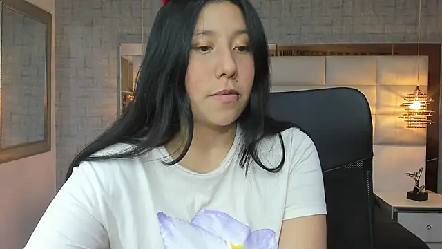 Snapshot of Nohemi_louse chatting on 10-13-25, 06:52 Nohemi louse online show from 10-13-25, 06:52