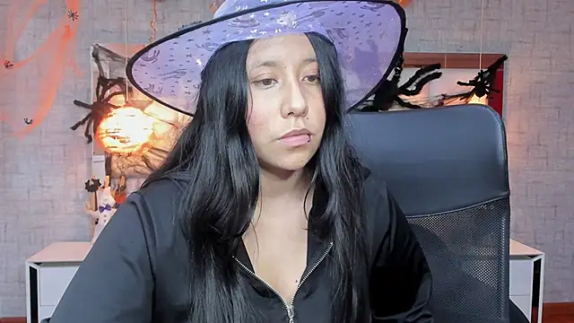 Snapshot of Nohemi_louse chatting on 10-28-25, 07:05 Nohemi louse online show from 10-28-25, 07:05