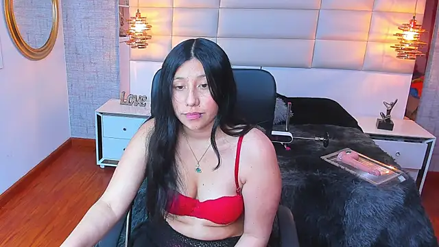 Nohemi louse online show from 12-21-25, 07:43