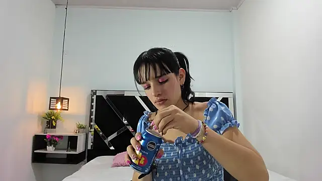 Snapshot of Annyrosee chatting on 03-13-25, 08:00 Annyrosee online show from 03-13-25, 08:00