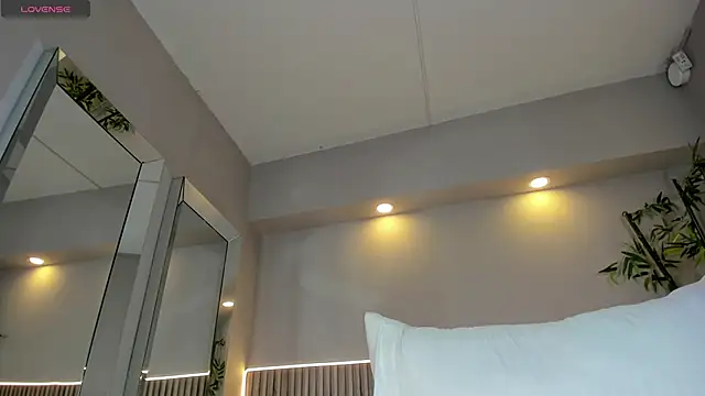 LinnaEvanson online show from 10-30-25, 04:14