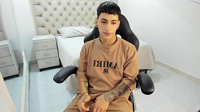 JhoanLeandro online show from 10-31-25, 04:35