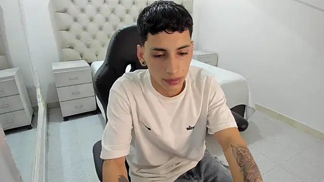 JhoanLeandro online show from 11-07-25, 04:23