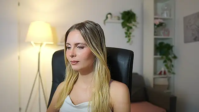 Snapshot of catecrago_ chatting on 09-24-25, 08:28 catecrago online show from 09-24-25, 08:28