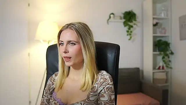 Snapshot of catecrago_ chatting on 10-15-25, 01:00 catecrago online show from 10-15-25, 01:00