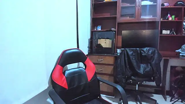 JamesCr  online show from 02-08-25, 07:37