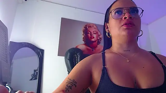 Snapshot of Taliana36 chatting on 02-20-25, 01:08 Taliana36 online show from 02-20-25, 01:08
