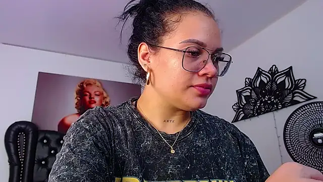 Snapshot of Taliana36 chatting on 03-19-25, 01:18 Taliana36 online show from 03-19-25, 01:18