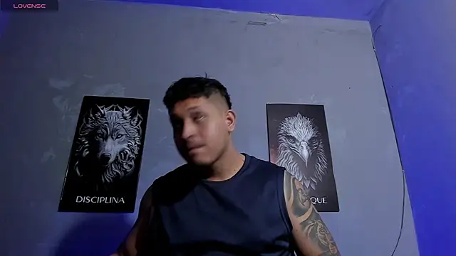 Snapshot of JohanSmith chatting on 03-12-26, 02:07 JohanSmith online show from 03-12-26, 02:07