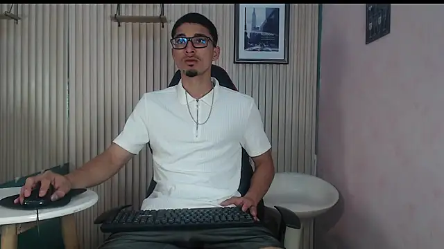 Snapshot of Becker2_ chatting on 12-18-25, 11:55 Becker2 online show from 12-18-25, 11:55