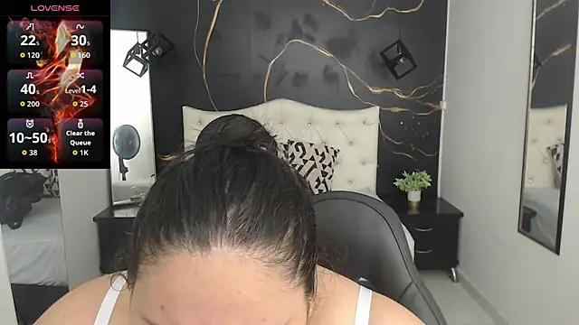 Snapshot of Aaliyah11 chatting on 11-06-25, 01:17 Aaliyah11 online show from 11-06-25, 01:17