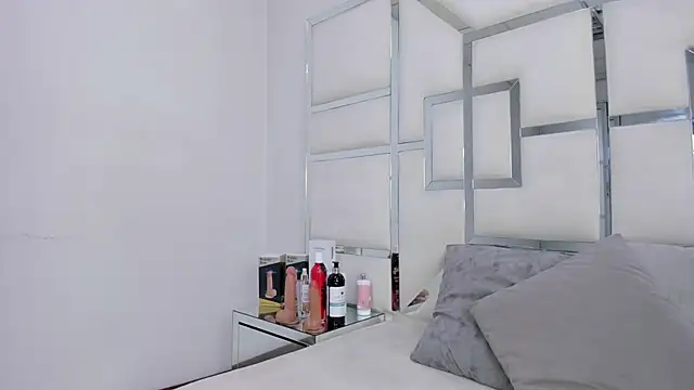 ZoeWan69 online show from 12-19-25, 01:07