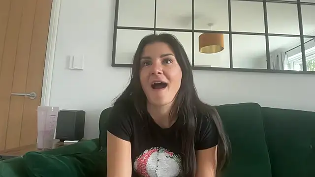 Snapshot of Petitecookie chatting on 09-12-25, 10:59 Petitecookie online show from 09-12-25, 10:59