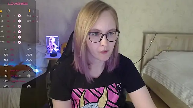 Snapshot of Agatha_Mott chatting on 10-10-25, 05:17 Agatha Mott online show from 10-10-25, 05:17