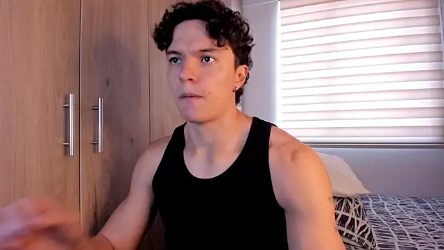 Snapshot of Mastrangelo_xxx chatting on 11-23-25, 08:41 Mastrangelo xxx online show from 11-23-25, 08:41