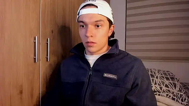 Snapshot of Mastrangelo_xxx chatting on 12-17-25, 04:18 Mastrangelo xxx online show from 12-17-25, 04:18