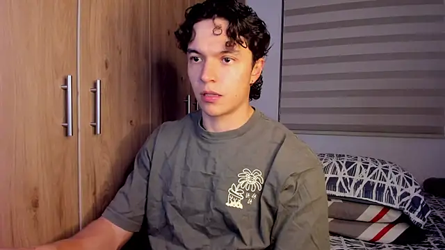 Snapshot of Mastrangelo_xxx chatting on 12-19-25, 04:19 Mastrangelo xxx online show from 12-19-25, 04:19